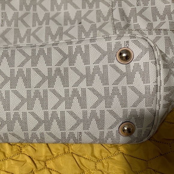 Michael Kors Tote Monogram White, made of leather with gold hardware. - Picture 4 of 11